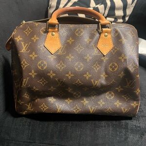 Classic Speedy 25 in great condition! It has my initials NG on the handle